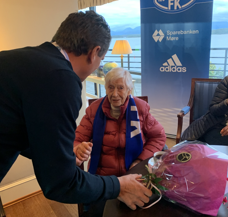 Alvhild Kulseth får blomster av adm. direktør Ole Erik Stavrum. Alvhild fyller 100 år i dag, torsdag 1. september.