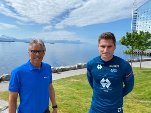I bilde styreleder i Molde Fotballklubb Odd Ivar Moen og Kristoffer haugen. 