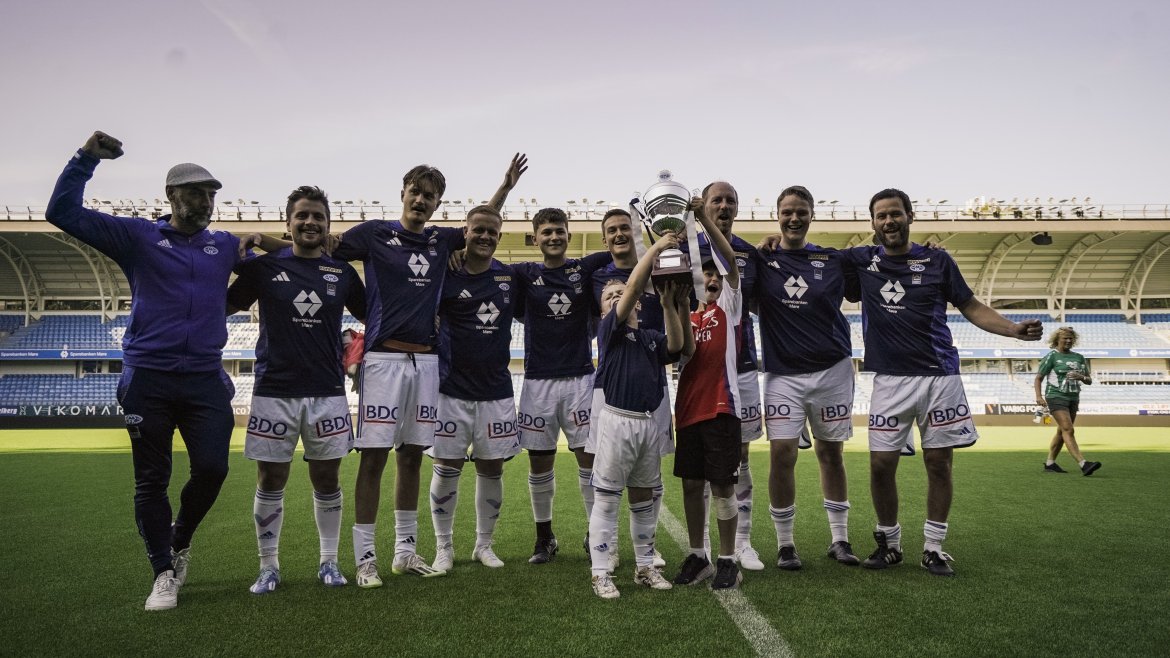 AkerAkademiet løfter pokalen