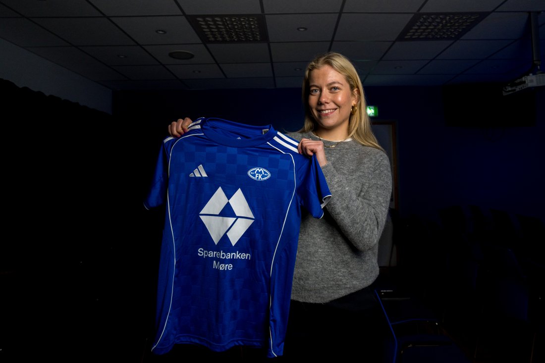 Den blåhvite trøya Amanda skal bære de tre kommende årene.