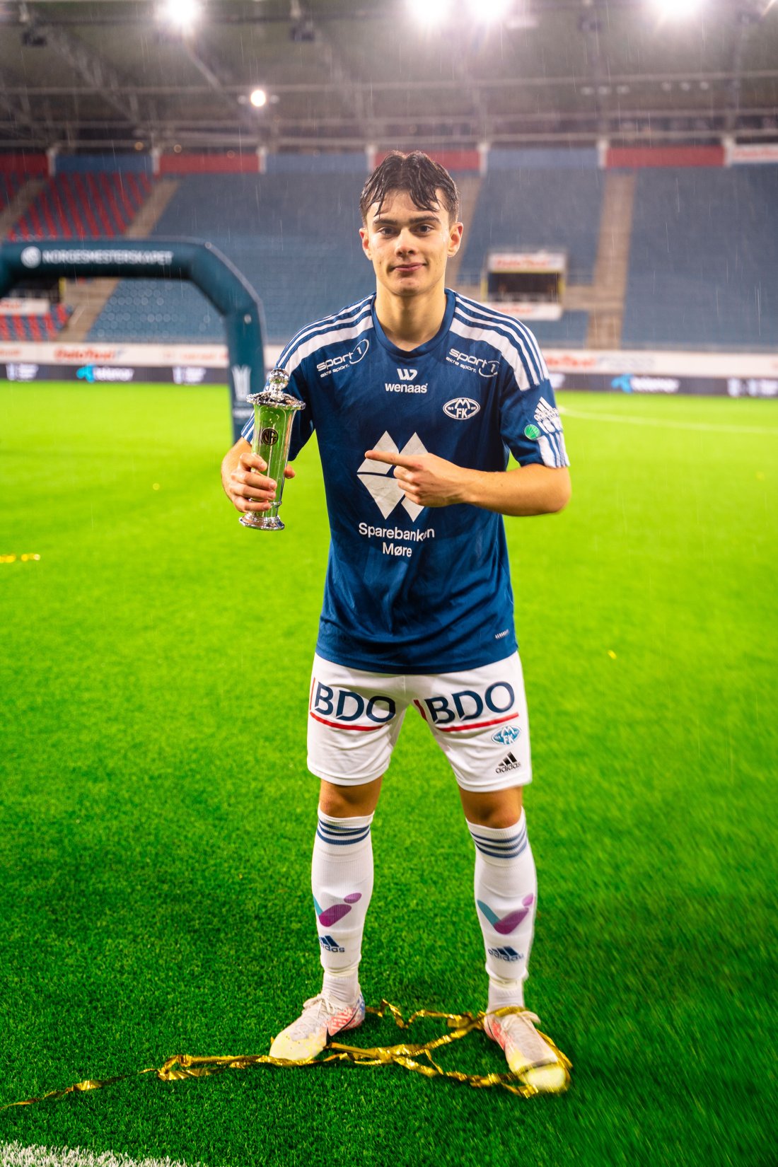Andreas Myklebust med pokal etter G19-NM 2022 på Intility Arena.