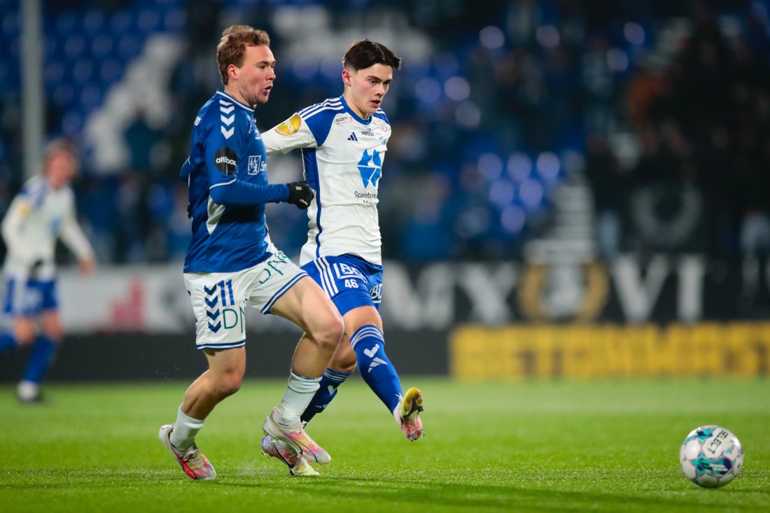 Sarpsborg 08s Simon Tibbling og Moldes Andreas Myklebust under eliteseriekampen i fotball mellom Sarpsborg 08 og Molde på Sarpsborg Stadion.