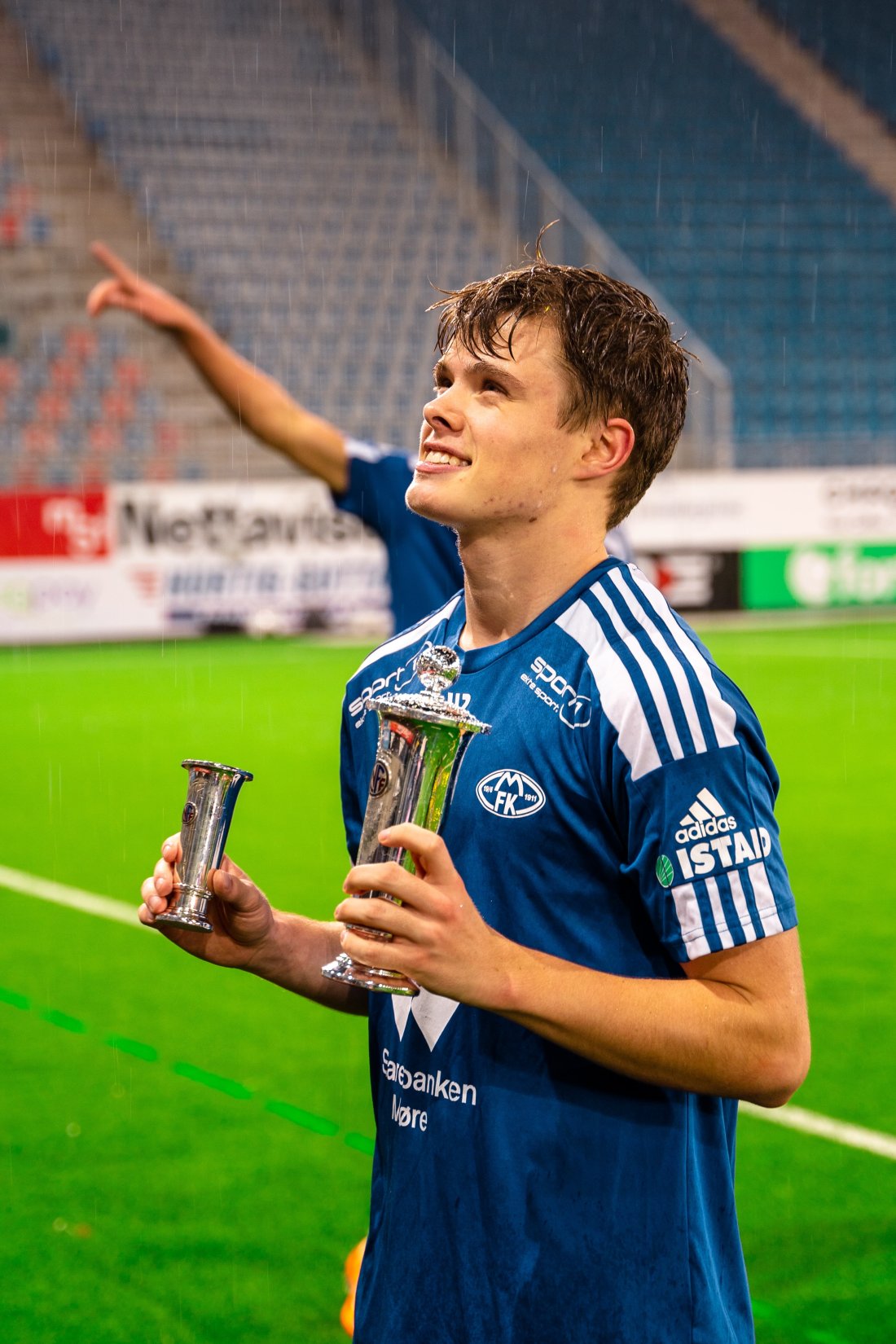 Filip Kristoffersen med pokal etter G19-NM 2022 på Intility Arena.