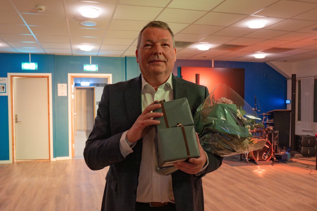BJørn Myklebust ble kåret til Årets Dommer 2025. Her står han med premien.