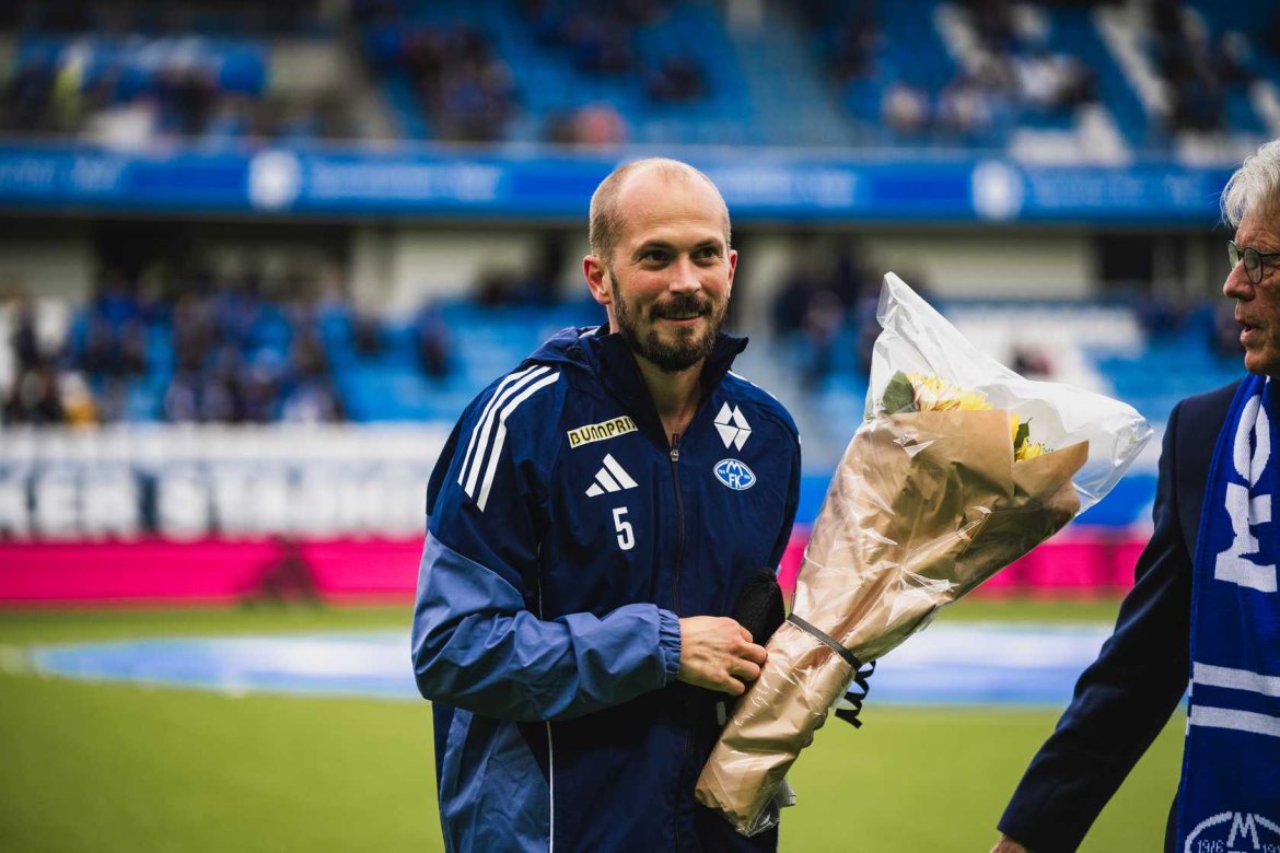 Eirik Hestad mottok blomster etter 300 kamper mot Tromsø på Aker Stadion
