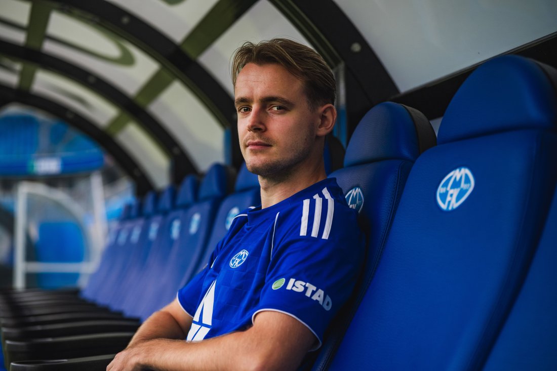 Jacob Steen Christensen sitter på benken på Aker Stadion i ført Molde-drakt.