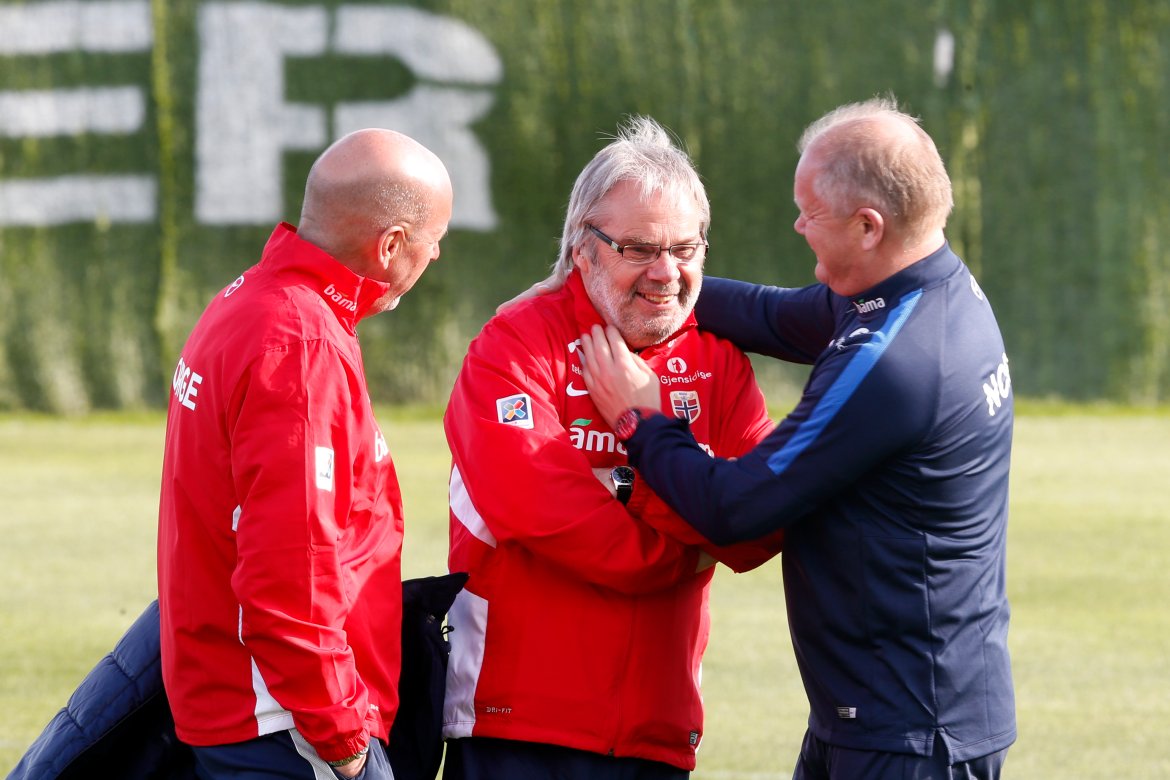Marbella, Spain 20150325.Det norske landslaget i fotball lader opp til kampen mot Kroatia i Marbella. Trening onsdag. JArl Torske i midten trives i selskap med toppfotballsjef Nils Johan Semb t.v og landslagssjef Per-Mathias Høgmo t.h.Foto: Terje Pedersen / NTB scanpix