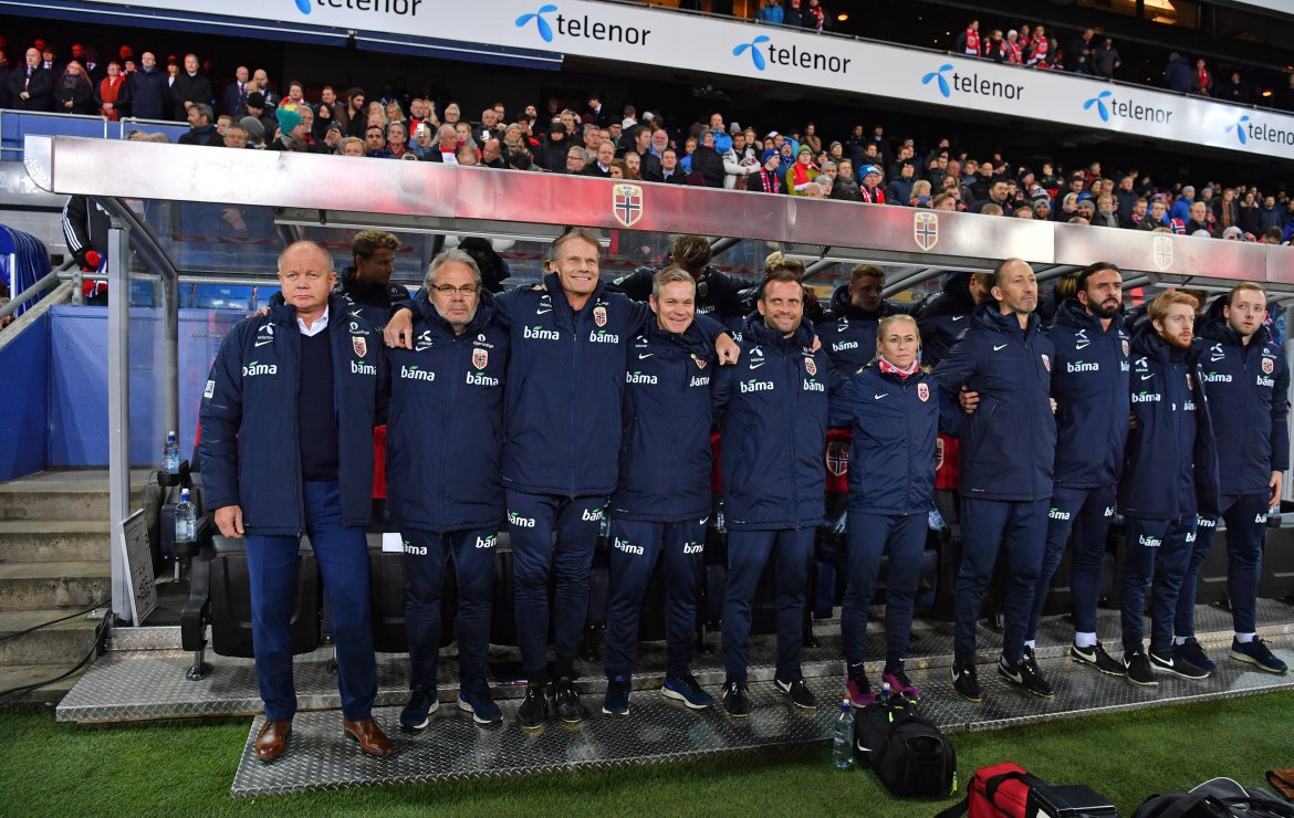 VM-kval kamp fotball Norge-San Marino 4-1. Den norske benken med landslagssjef Per Mathias Høgmo t.v. før kampen. Øverst til venstre i bakgrunnen fotballpresident Terje Svendsen. FOTO: BJØRN S. DELEBEKK,VG.