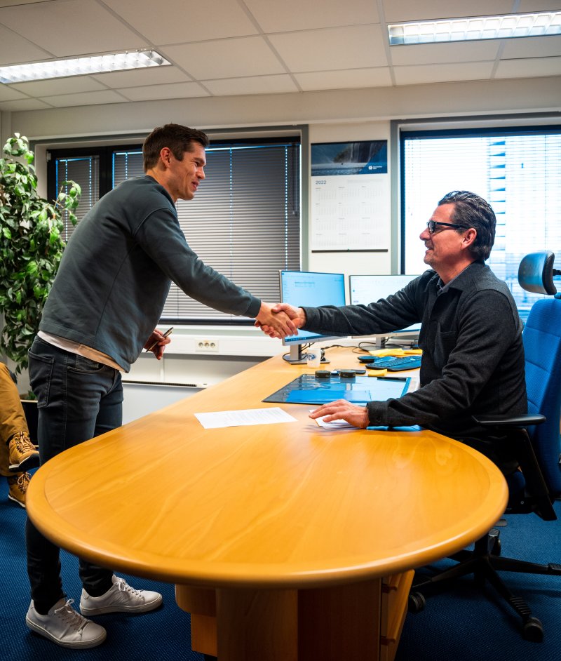 Førstevalget i boks: Eirik Mæland sammen med administrerende direktør Ole Erik Stavrum. Foto: Jonas Sande Ingebretsen