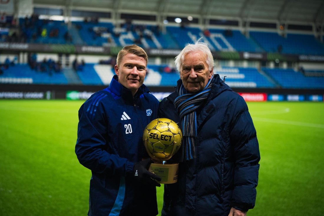 Kristian Eriksen og Jan Fuglset, to av fem spillere som har blitt toppscorer på øverste nivå for Molde FK. Bildet tatt i anledning av overrekkelsen av toppscorertittelen til Kristian før kampen i UEFA Conference League mot Mladá Boleslav 19. desember 2024.