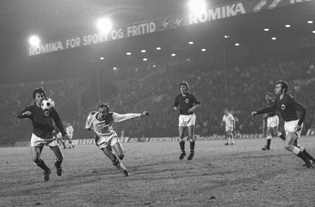 Jan Fuglset (t.v.) i aksjon for Norge mot Belgia i 1972. Kampen på Ullevaal Stadion endte 0-2. Foto: NTB-arkiv