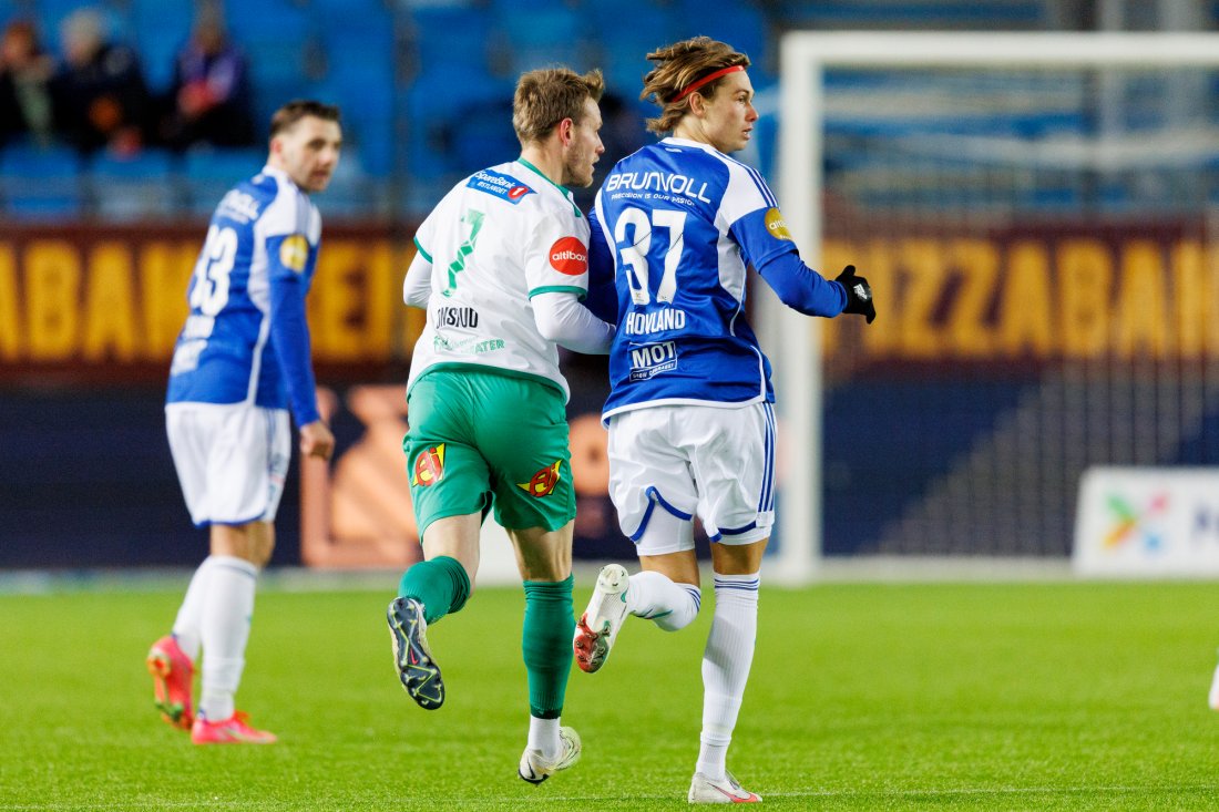 Moldes Leon-Robin Juberg-Hovland (th) og Kristian Onsrud under eliteseriekampen i fotball mellom Molde og HamKam på Aker Stadion.