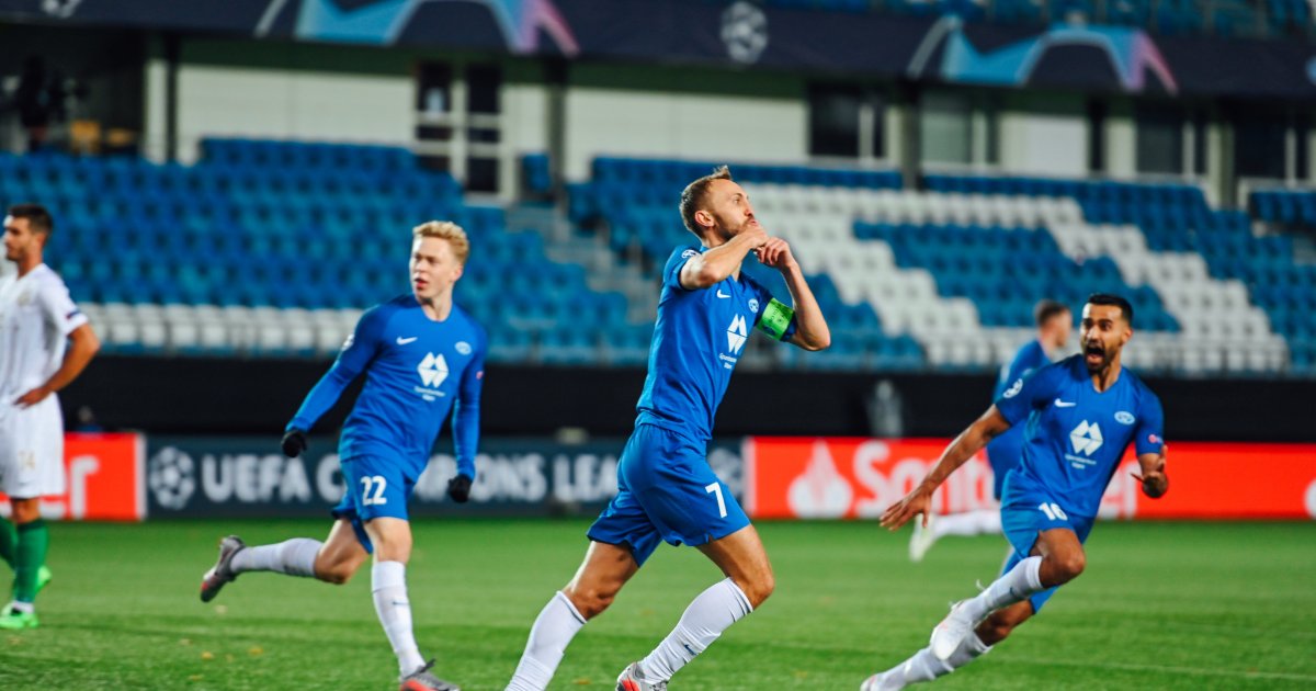 BUDAPEST, HUNGARY - SEPTEMBER 29: (l-r) Oleksandr Zubkov of Ferencvarosi TC  and Somalia of Ferencvarosi TC fights for the ball with Martin Ellingsen of  Molde FK during the UEFA Champions League Play-Offs