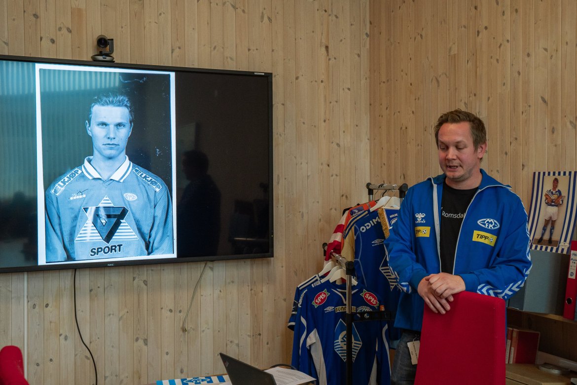 Kenneth Staurset Fåne fra Romsdalsmuseet holdt pressekonferansen. Her med et gammelt portrett av Daniel Berg Hestad på skjermen.