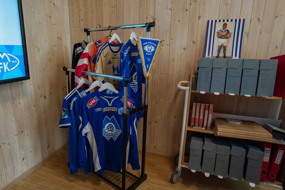 Et utvalg av historiske MFK-drakter, sammen med arkivmateriale fra klubbens rike historie – nå i trygg forvaring hos Romsdalsmuseet.