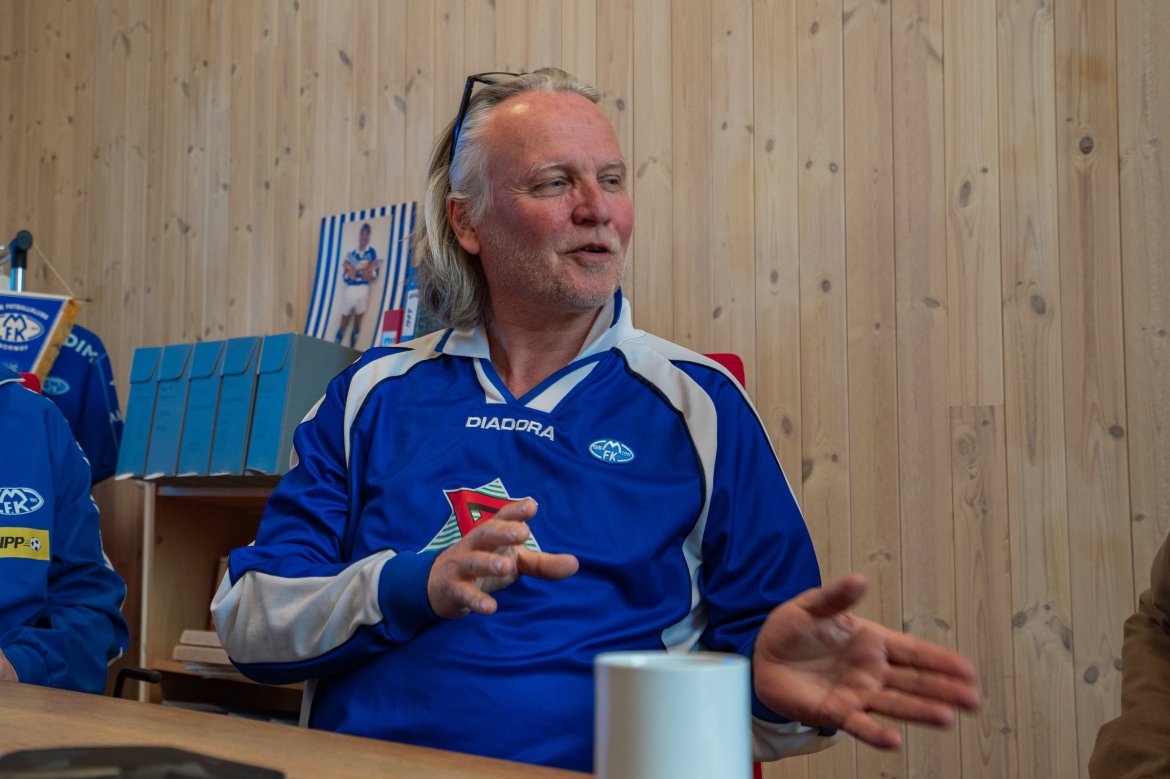 Museumsdirektør Hans-Olav Solli engasjerer seg i samtalen om klubbens røtter og betydning, iført en Champions League-drakten fra 1999.