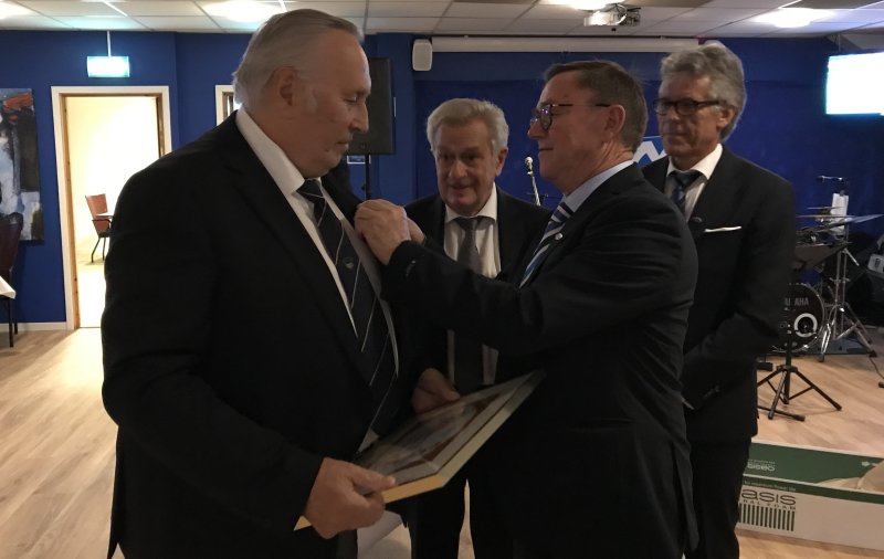 Brunvoll overrekkes medlemskapet