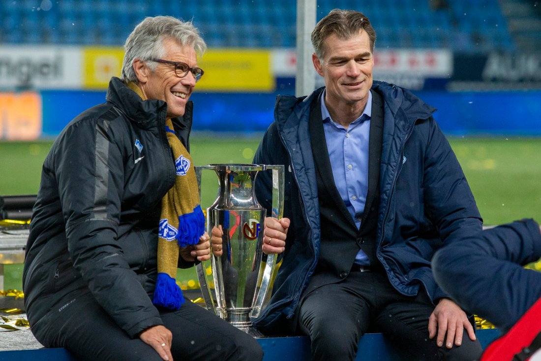 Styreleder Odd Ivar Moen (til venstre) og Moldes direktør Øystein Neerland poserer med pokalen etter eliteseriekampen i fotball mellom Molde og Bodø/Glimt på Aker Stadion. 