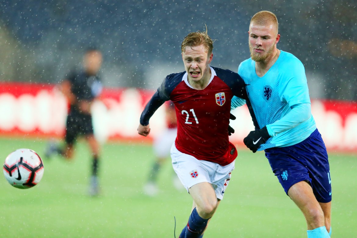 Norges Ola Brynhildsen i duell med Nederlands Rick van Drongelen under EM-kvalifiseringskampen U-21 mellom Norge og Nederland på Marienlyst stadion.Foto: Ørn E. Borgen / NTB scanpix