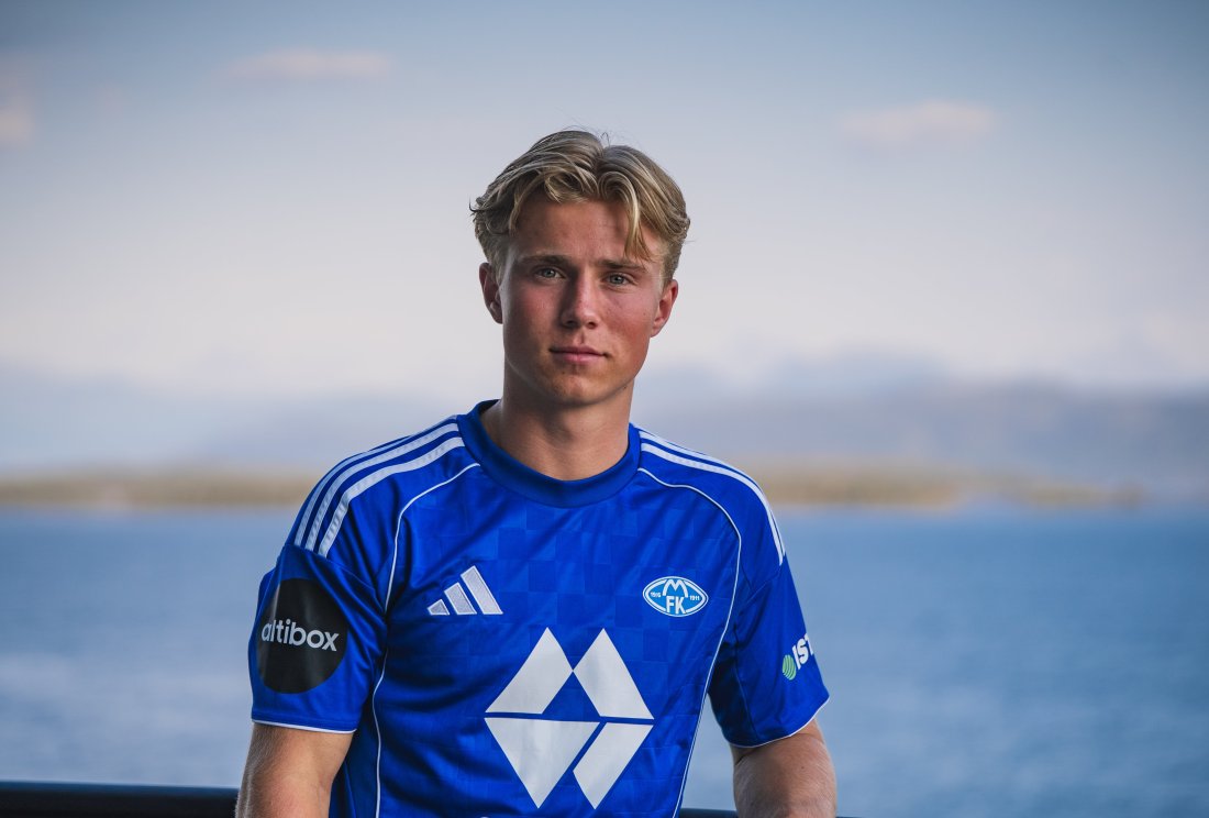 Oskar Spiten-Nysæter poserer i Molde FKs blå hjemmedrakt med fjorden og fjellene i bakgrunnen, etter signeringen med klubben sommeren 2025.