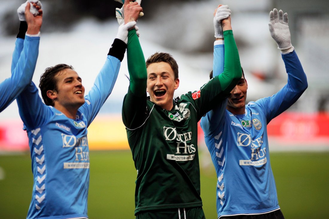 Sean McDermott feirer med resten av Sandnes Ulf-laget etter seier borte mot Tromsø i 2013.