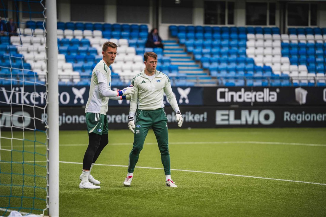 Jacob Karlstrøm og Sean McDermott i oppvarming før kamp mot Tromsø på Aker Stadion.