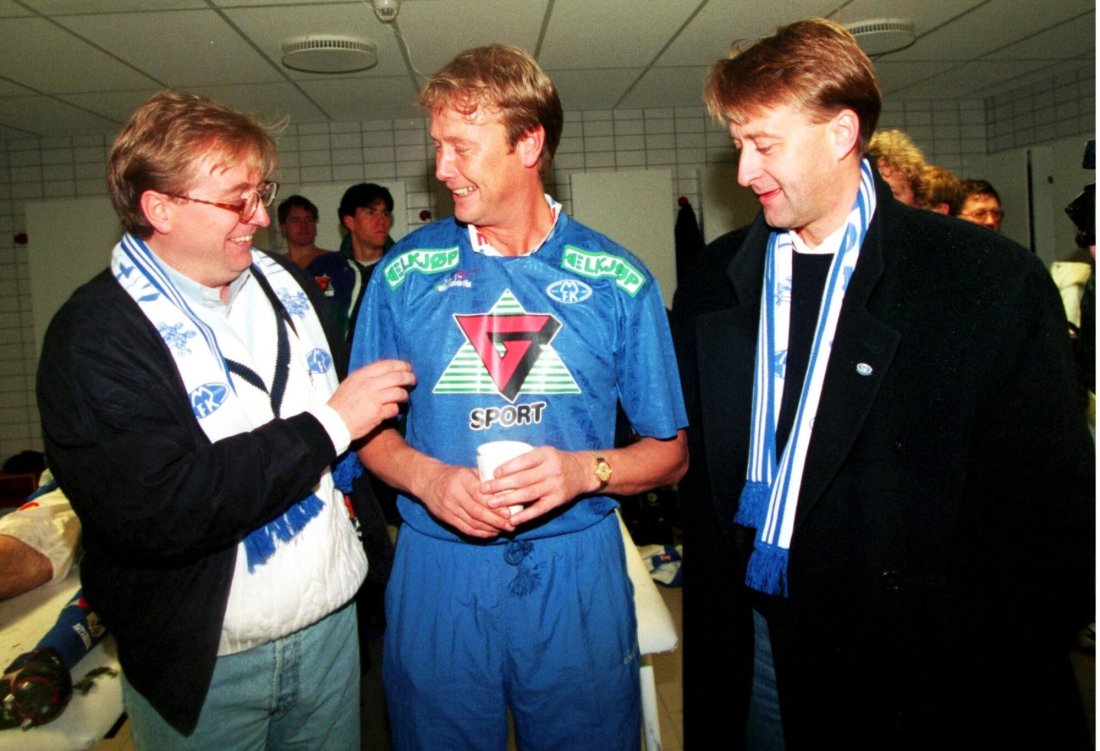 Kjell Inge Røkke, Åge Hareide og Bjørn Rune Gjelsten i garderoben etter at finaleseieren i 1994 var et faktum.