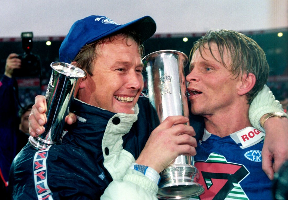 Åge Hareide (t.v.) og Moldes kaptein Ulrich Møller med kongepokalen etter seieren. 