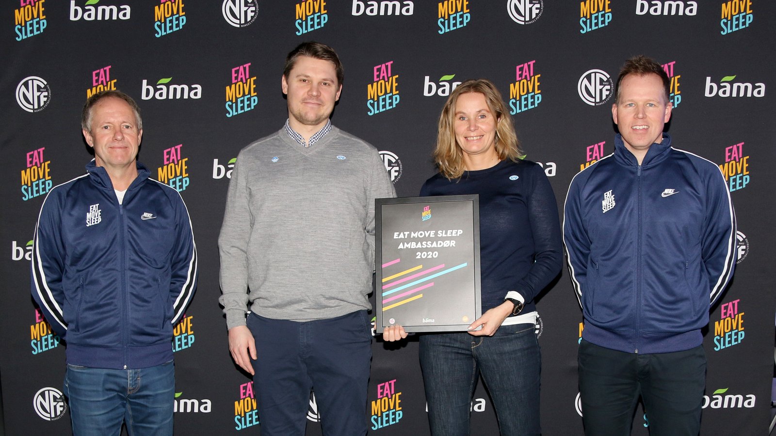 På bildet: F.v. Pål Bjerketvedt (generalsekretær i NFF), Jonas Hoem (Molde), Tove Berget (Molde) og Håkon Andersen (sponsorsjef i BAMA). Foto: NFF