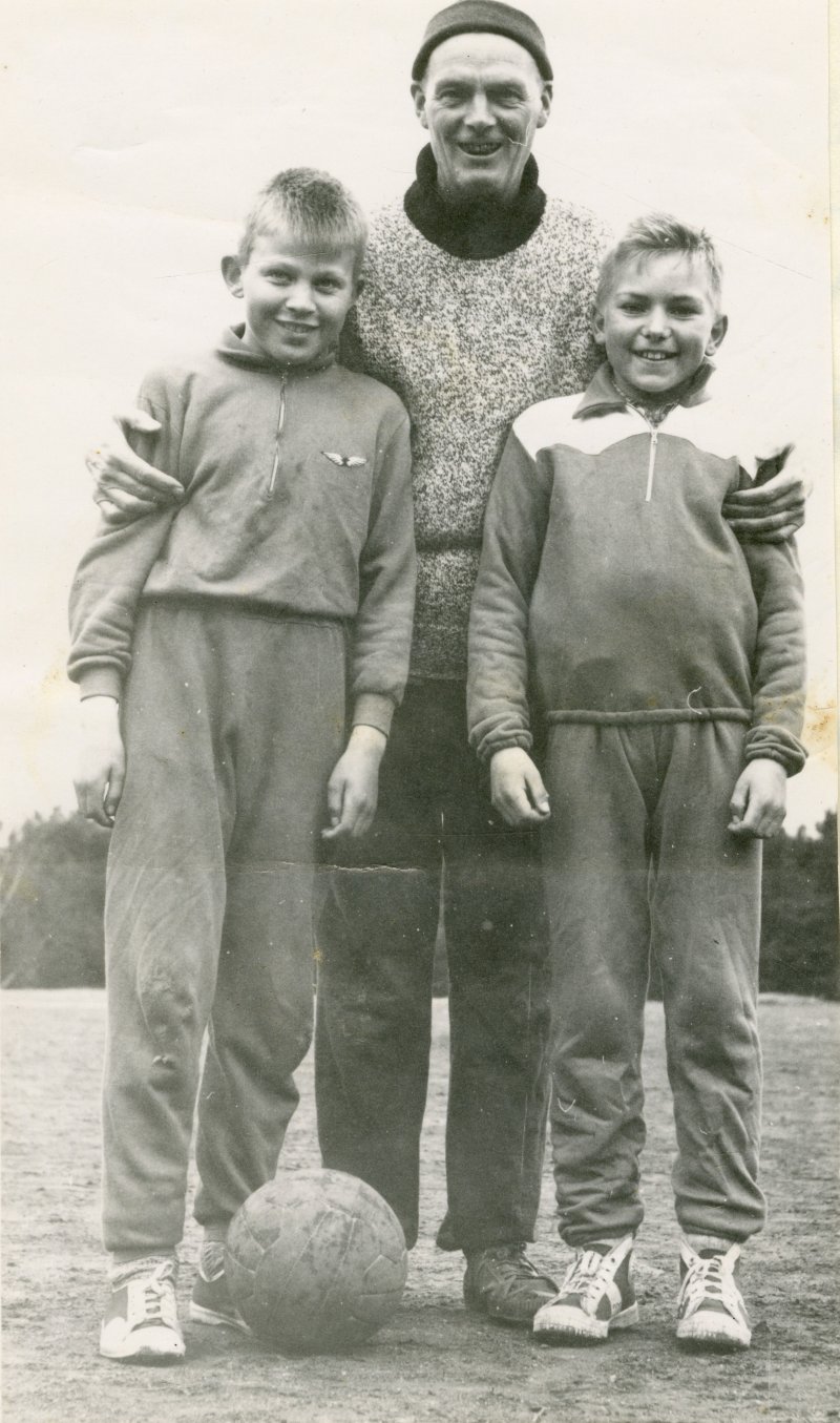 Charly Pohl sammen med Harry Hestad (t.v.) og Jan Fuglset på Reknesbanen i mai 1958. Foto: Utlånt av Romsdalsmuseet