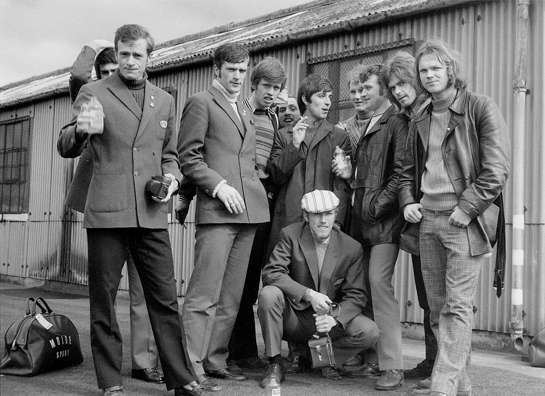 På treningsleir i Leeds. F.v: Svein Kanestrøm, Torkild Brakstad, Laffen Hestad, Kikkus Dørum, Magne Dørum, Billy Bremner, Bjørnar Oshaug, Erik Brakstad, Tore Solemdal. Foran: Knut Bjørnå