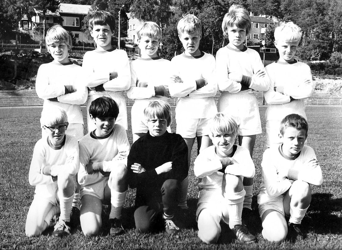 <p>Gutter 10-12 Bak f.v: Knut Kvilekval, Erik Bergsvik,Tor Gunnar Hagbø, Jonny Selnak, Arnfinn Rue, Jo Nesbø. Foran f.v: Knut Oterhals, Tor Nausthaug, Geir Janbu, Ivar Johnsen, Stig Strand</p>