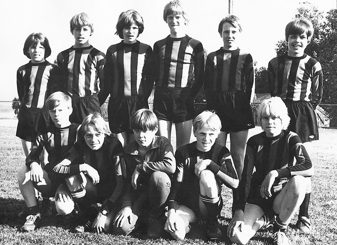Gutter 12-14. Bak f.v: Einar Bjørnshol, Roy Lien, Olav Nausthaug, Ove Rimstad, Knut Harrang, Ketil Hoem. Foran f.v: Terje Monsen, Per Olav Fredly, ukjent, Eddy Rekdal, Stein Hagen