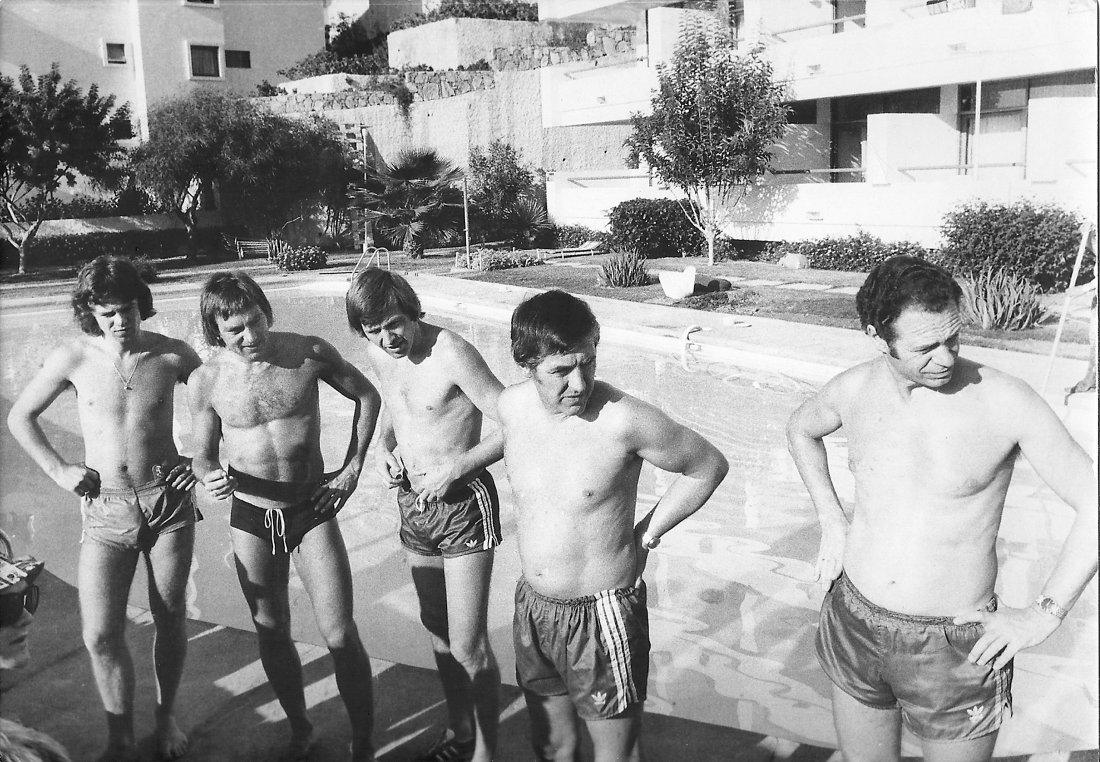Godt med sydensol. F.v: Olav Nausthaug, Jan Fuglset, Harry HEstad, Jon Hoem, Gunnar Hagbø