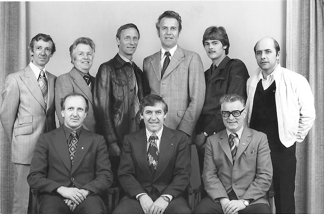 Gutte- og juniorstyret. Bak f.v: Magnar Bugge, Leif Sylthe, Helge Sæter, Steinar Geitnes, Snorre Strand, Arnfinn Aune. Foran f.v: Sverre Vasseng, Jon Hoem, Øyvind Ohr.