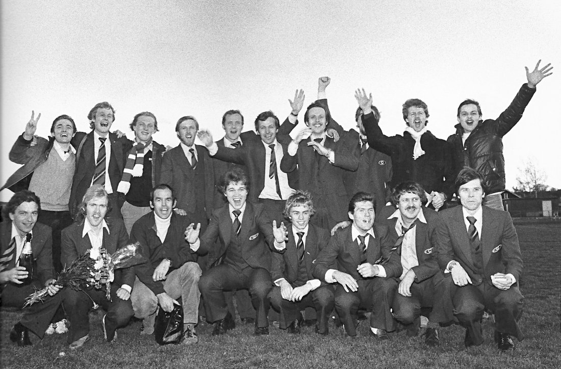 Bak f.v: Lars Tennfjord, Åge Hariede, Knut Nesbø, Knut Bjørnå, Einar Sekkeseter, Harry Hestad, Stein Olav Hestad, skjult, Inge Bratteteig, Leif Arne Frostad. Foran f.v: Jan Fuglset, Rune Ulvestad, Huib Ruygrook, Arnfinn Rye, Tor Gunnar Hagbø, Per Arne Aase, fysioterapeut Olaf Tangen, Odd Ivar Moen