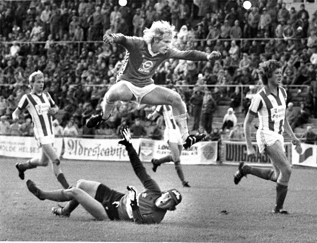 Målfarlig Rune Ulvestad flyr høyt. Foto: Atle Brunvoll