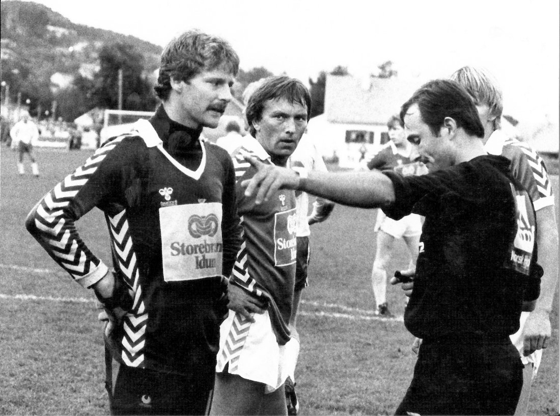 Inge Bratteteig er uenig med dommeren, Jan Fuglset er sint. Foto: Alf Reistad