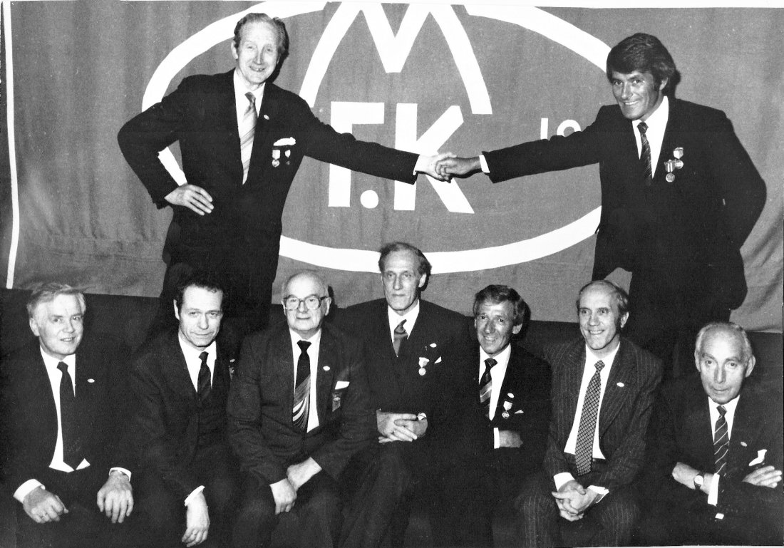 Riddere av den blåhvite-orden: Bak f.v.: Johan Furuseth og Bernt Roald. Foran f.v: Leif Sylthe, Gunnar Hagbø, Bernhard Hestad, Hans Vestneshagen, Magnar Bugge, Kåre Elvsaas, Rolf Høgseth.