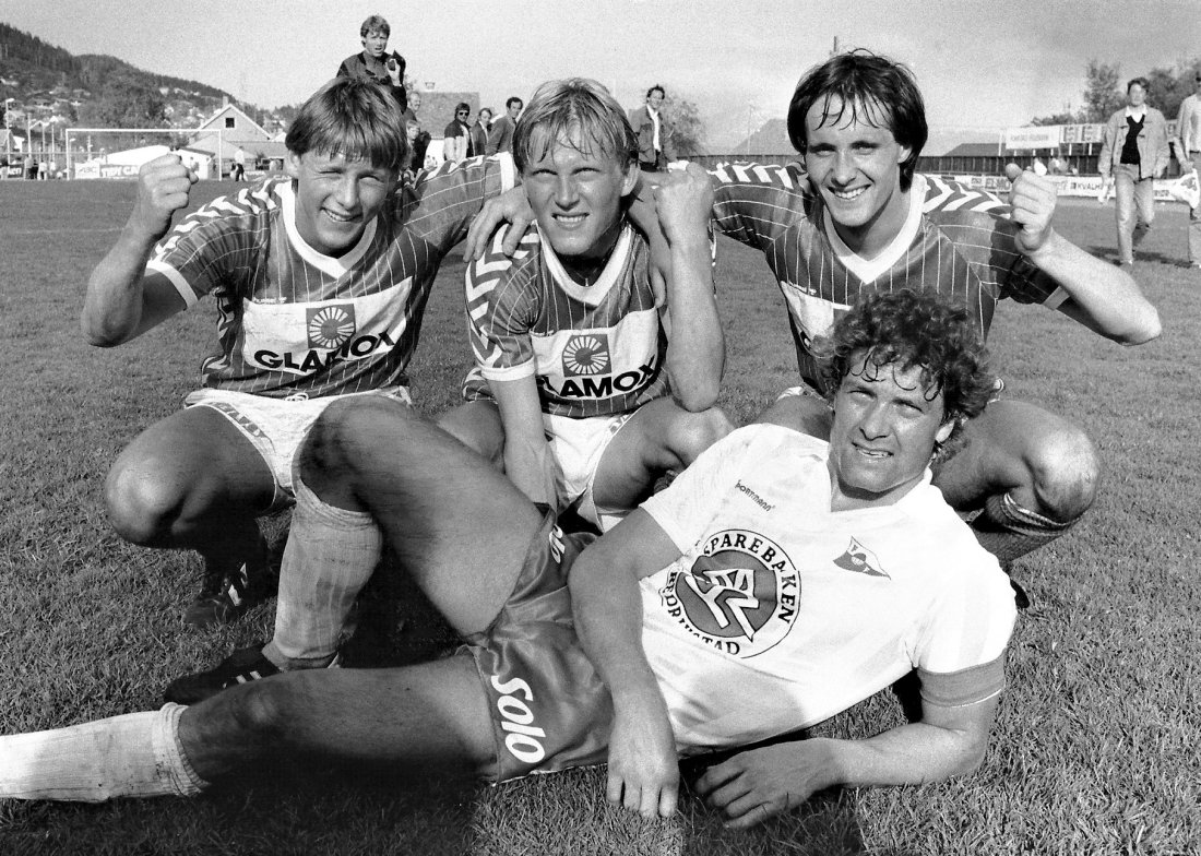 Jan Berg, Knut Nesbø og Knut Hallvard Eikrem etter kamp mot Fredrikstad. Foran ligger Per Egil Ahlsen.