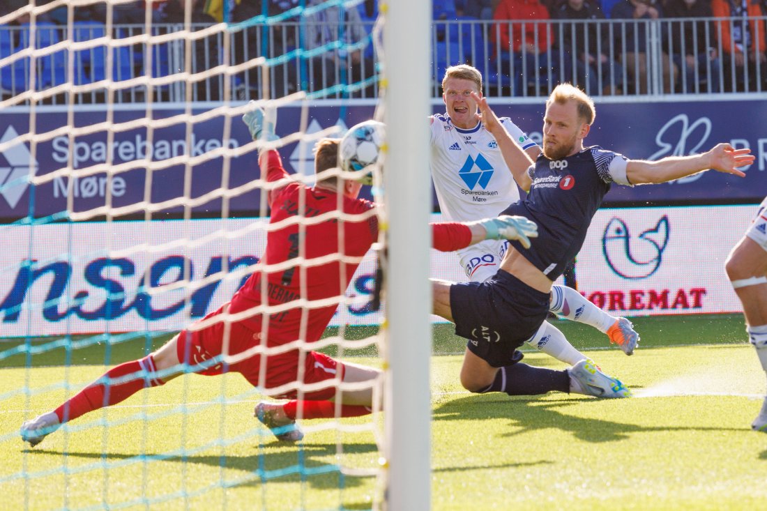 Kristian Eriksen har sendt av gårde skuddet som sikret tre poeng for Molde. .Foto: Svein Ove Ekornesvåg / NTB