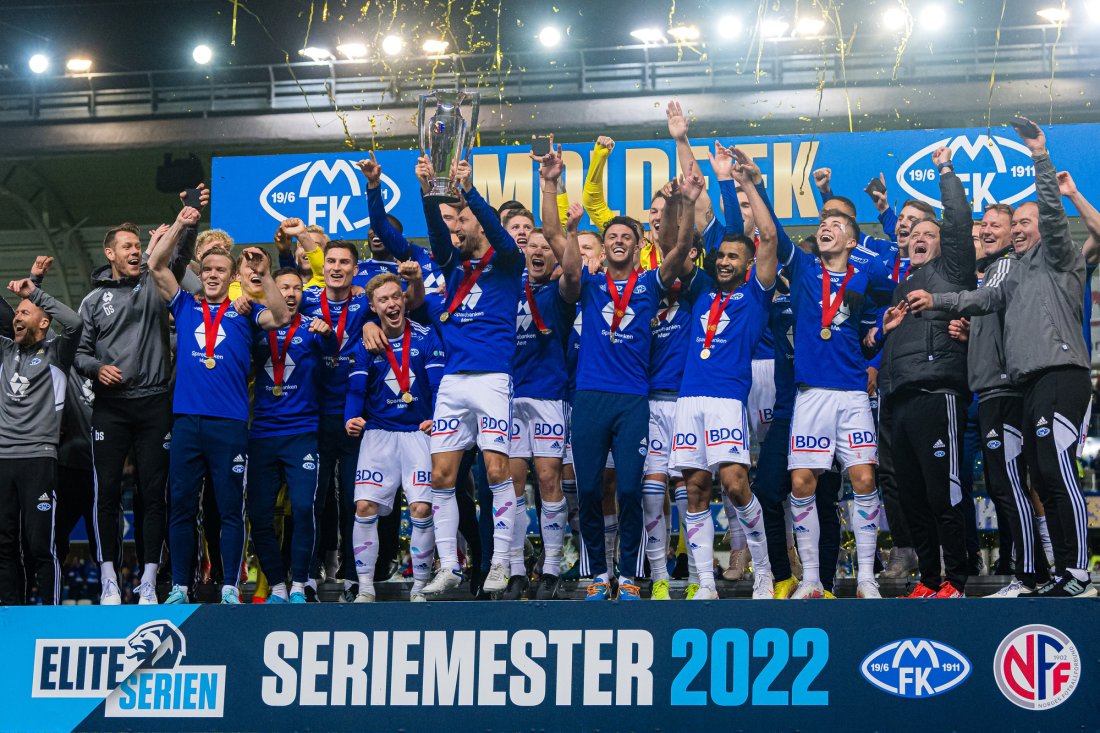 Molde-spillerne feirer med pokalen etter å ha slått Sandefjord i årets siste hjemmekamp. Foto: Marius Simensen / NTB