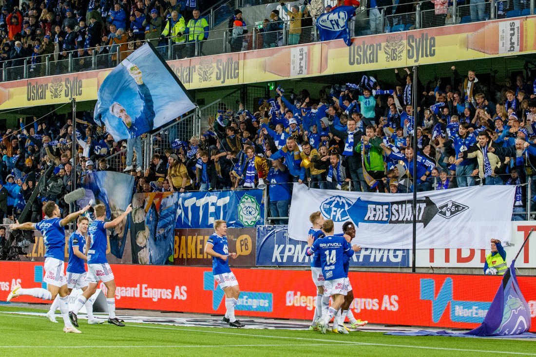 David Fofana og lagkameratene feirer 2-0 foran supporterne. Foto: Svein Ove Ekornesvåg / NTB