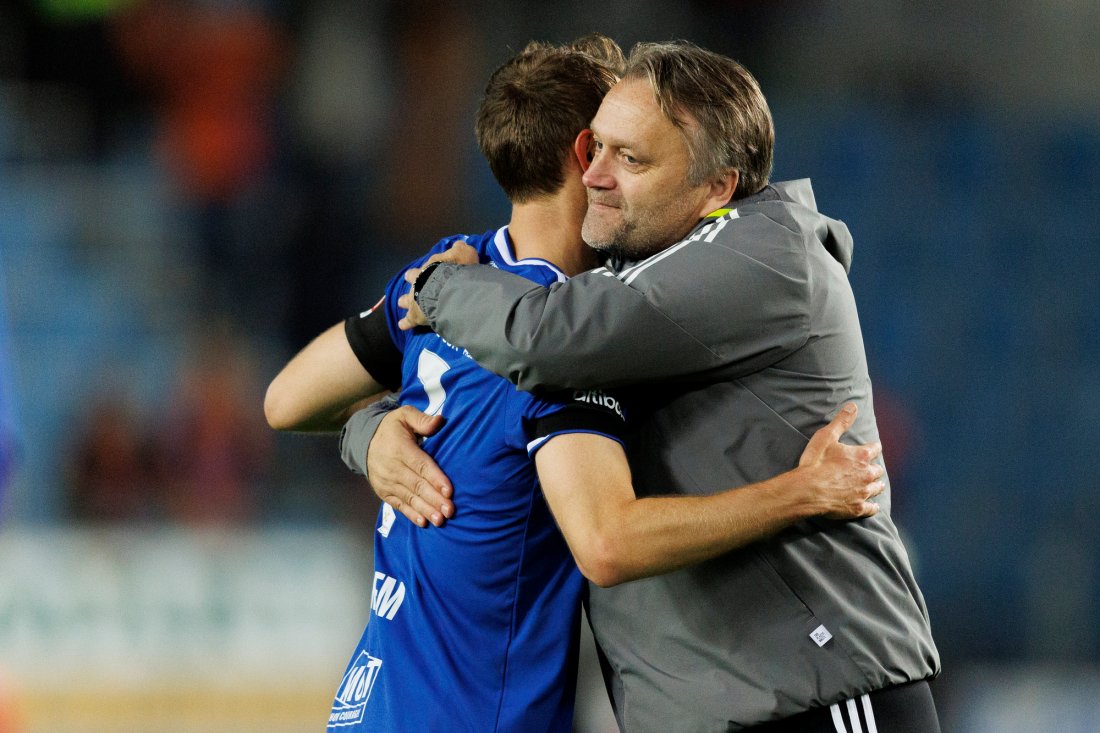 Magnus Wolff Eikrem får bamseklem av trener Erling Moe etter den spesielle kampen på Aker stadion. Foto: Svein Ove Ekornesvåg / NTB