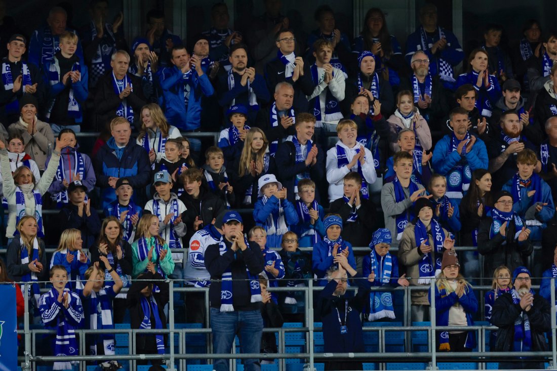 Stående applaus i det 7. spilleminutt. Foto: Svein Ove Ekornesvåg / NTB