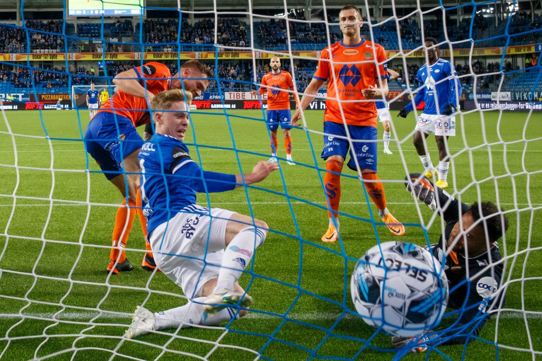 Ola Brynhildsen scorer 1-0 i duell med David Fällman og keeper Sten Grytebust. Foto: Svein Ove Ekornesvåg / NTB