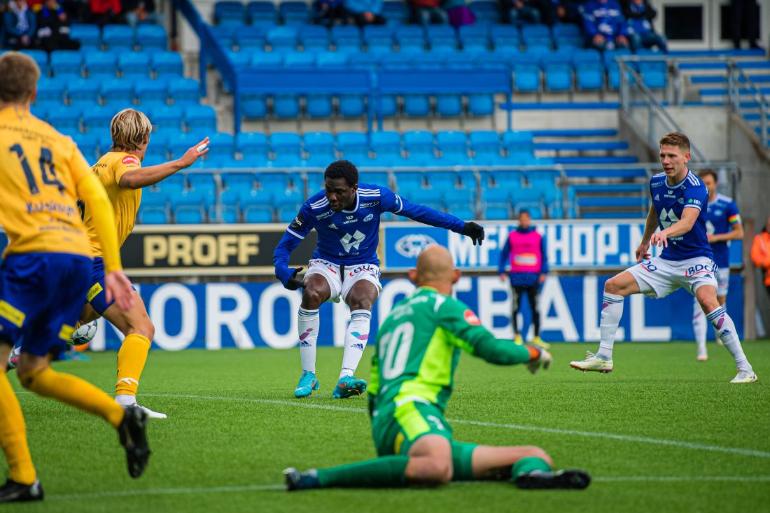Datro David Fofana setter inn 1-0 mot Jerv på Aker stadion. Foto: Marius Simensen / NTB