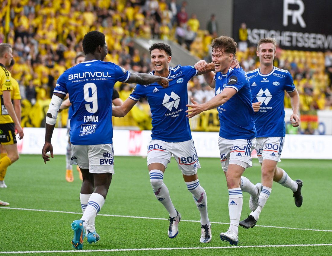 Moldejubel i Borås etter at Emil Breivik har dunket inn utligningen. Scoringen feires sammen med Fofana, Zekhnini og Mannsverk. .Foto: Tommy Holl/TT / NTB