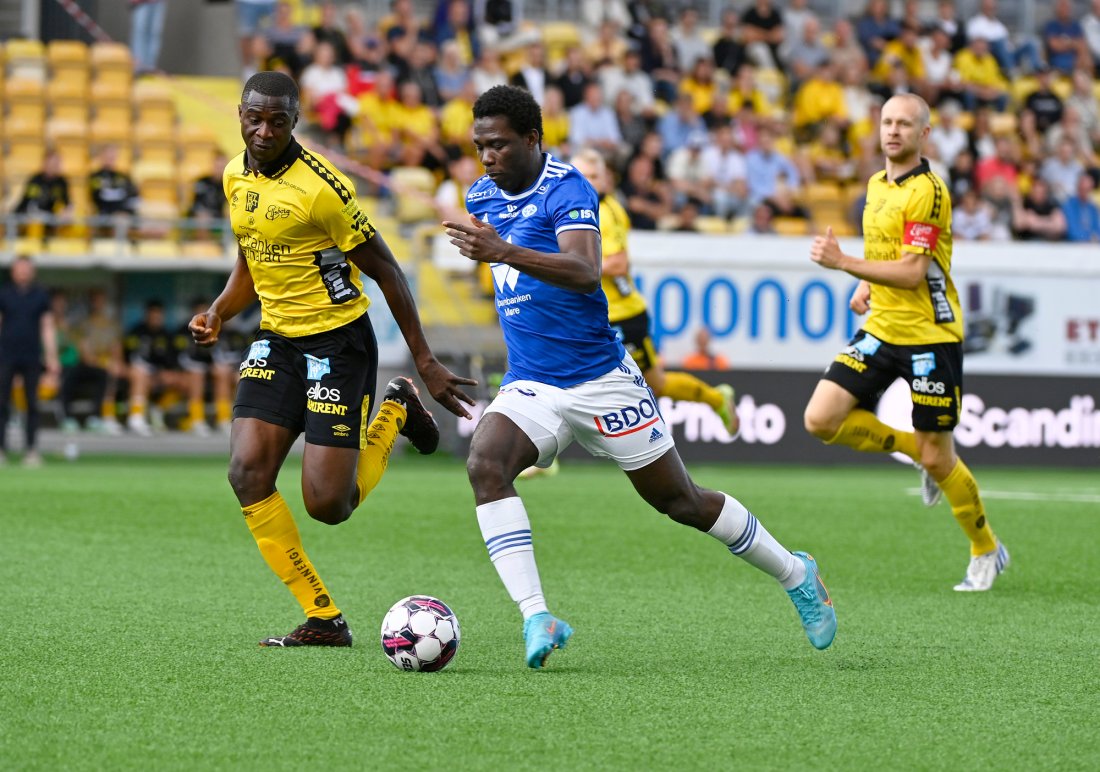 Datro Fofana tar seg forbi Elfsborgs Maudo Jarjué Foto: Tommy Holl/TT / NTB
