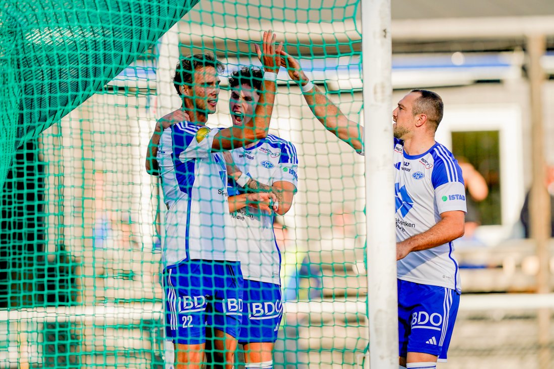 Magnus Grødem ble matchvinner i semifinalen. Gratuleres av Veton Berisha og Mathias Fjørtoft Løvik. Foto: Terje Bendiksby / NTB